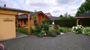 ein Haus mit einem Garten davor in der Unterkunft Spreewaldhäuser Wiesner in Lübbenau
