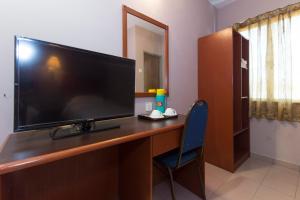 a desk with a large television on top of it at Super OYO 484 Comfort Hotel Kapar in Klang