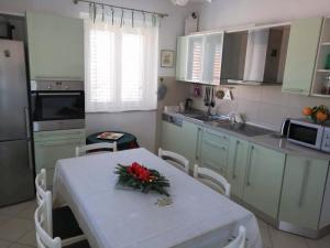 Kuchyňa alebo kuchynka v ubytovaní Apartment Veve