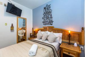 Letto o letti in una camera di Mala Vecindad Beer Hotel