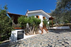 Gallery image of Villa Heavens Knights with private pool in Magoúla