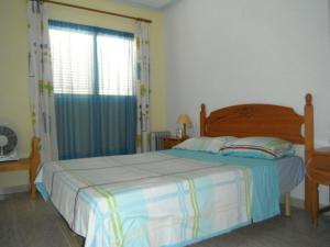 プラヤ・フラメンカにあるApartments Zeniamar ZM005のベッドルーム1室(ベッド1台、大きな窓付)