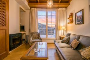 salon z kanapą i kominkiem w obiekcie Exclusivo DÚPLEX en la PLAZA w mieście Sierra Nevada