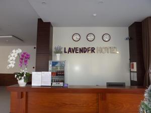 een receptie met twee klokken aan de muur bij Lavender Hotel in Can Tho