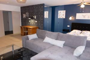 Renovated Apartment in Antwerp city center في أنتويرب: غرفة معيشة مع أريكة وسرير