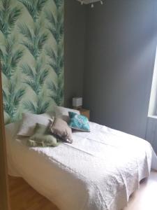 サン・マロにあるBel appartement vue mer Saint-Maloのベッドルーム(白いシーツと枕付)