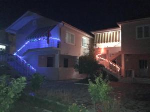 ein Haus mit blauem Licht in der Nacht in der Unterkunft Vila Islami in Durrës