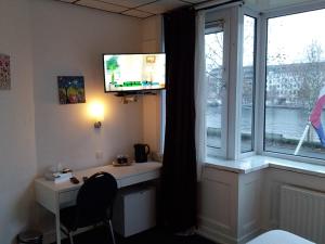 En TV eller et underholdningssystem på Hotel Baan