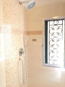 威尼斯威尼斯圣贾科莫住宿加早餐旅馆的带窗户的浴室里的淋浴 更多31张照片