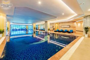 un vestíbulo de hotel con una piscina en el medio en Muong Thanh Luxury Khanh Hoa, en Nha Trang