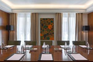 ベイルートにあるル グレイの大きな木製テーブルと椅子付きの会議室 +28枚の写真