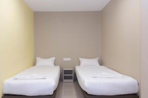 Postel nebo postele na pokoji v ubytování Hotel Raja Bot