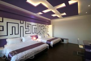 馬公市的住宿－美宿館海景風民宿，酒店客房设有两张床和天花板