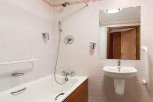
a bathroom with a sink, toilet and bathtub at Savera Hotel South Ruislip in Hillingdon
