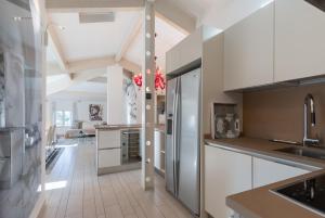 una cocina con armarios blancos y una isla de cocina en Appartement DELICE A, en Saint-Tropez