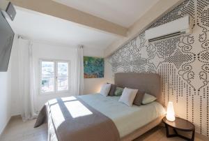1 dormitorio con cama y ventana en Appartement DELICE A, en Saint-Tropez