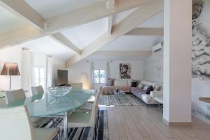 una sala de estar con una mesa y un sofá en Appartement DELICE A, en Saint-Tropez