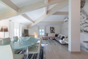 sala de estar con mesa y sofá en Appartement DELICE A, en Saint-Tropez