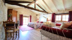 Castelnau-de-MontmiralにあるDomaine Les Miquelsのベッドルーム1室(ベッド1台、ソファ付)