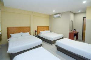Postel nebo postele na pokoji v ubytování Hotel Raja Bot