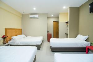 Postel nebo postele na pokoji v ubytování Hotel Raja Bot