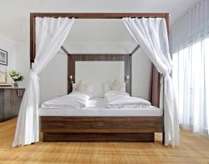 Ein Bett oder Betten in einem Zimmer der Unterkunft Hotel ChiemseePanorama