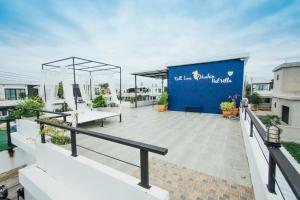 a rooftop patio with benches and a blue wall at FullLove HuaHin PoolVilla in Hua Hin