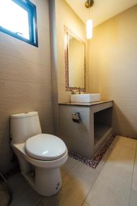 uma casa de banho com um WC, um lavatório e um espelho. em FullLove HuaHin PoolVilla em Hua Hin