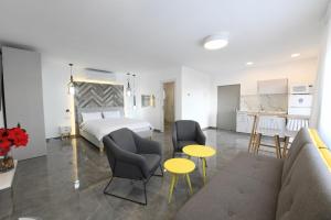 埃拉特Suite dream的客厅里有一张床、一张沙发和一张桌子