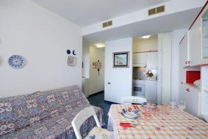 a living room with a table and a couch at LA TERRAZZA SUL MARE in Ravello
