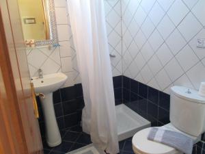 ein Badezimmer mit Toilette, Waschbecken und Dusche in der Unterkunft Studios Panagiota in Potos + 32 Fotos