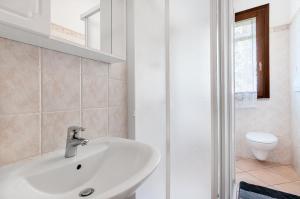 A bathroom at Primula 1