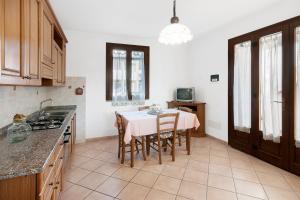 A kitchen or kitchenette at Primula 1
