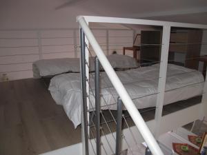 two bunk beds in a room next to at MARE BELLU AGOSTA PLAGE in Albitreccia