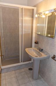 een badkamer met een wastafel en een douche bij Apartamento Casanova 1A in La Playa Calera