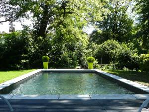 Bazén v ubytování Maison d'hôtes "Les Jardins de Mazamet" nebo v jeho okolí