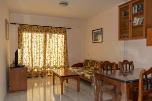 sala de estar con sofá y mesa en Apartamento Casanova 1A, en Playa Calera