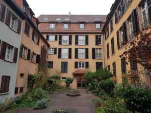 コルマールにあるCOLMAR city center Little Venise - "GITE COTE GRAND RUE" -の庭園付きのアパートメントビルの中庭