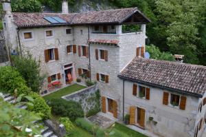 an aerial view of a large stone house at Al Mulino in Fregona