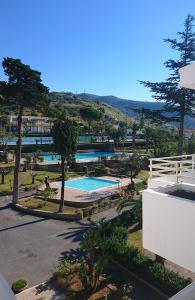 - une vue sur la piscine d'un complexe dans l'établissement Club Residence La Castellana, à Belvedere Marittimo