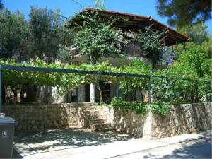 a house with a stone wall and a building at VisForYou Apartments in Vis