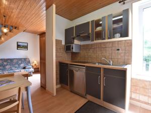 ラ・ブレスにあるApartment in La Bresse with Ski Storage Garden Terrace BBQのキッチン(シンク、テーブル付)