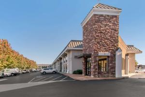 哈里斯堡Hotel Hanna的一栋建筑，停车场里停着一辆车