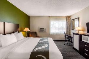 Postel nebo postele na pokoji v ubytování Quality Inn Stateline + 32 fotografií