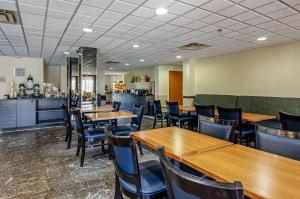 Un restaurante o sitio para comer en Quality Inn & Suites I-81 Exit 7