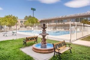 The swimming pool at or close to Quality Inn Stateline