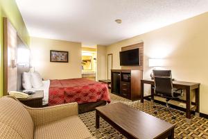 ein Hotelzimmer mit einem Bett und einem Schreibtisch in der Unterkunft Econo Lodge Russellville in Russellville