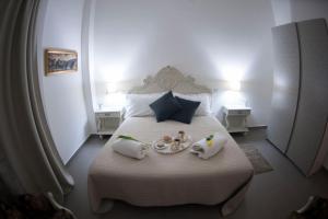 una camera da letto con un letto con due bambole sopra di Casa Vacanza "Al Vicolo delle Colonne" a Salerno