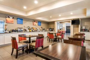 A restaurant or other place to eat at Comfort Inn Lathrop Stockton Airport
