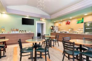 A kitchen or kitchenette at Quality Inn - Fairborn